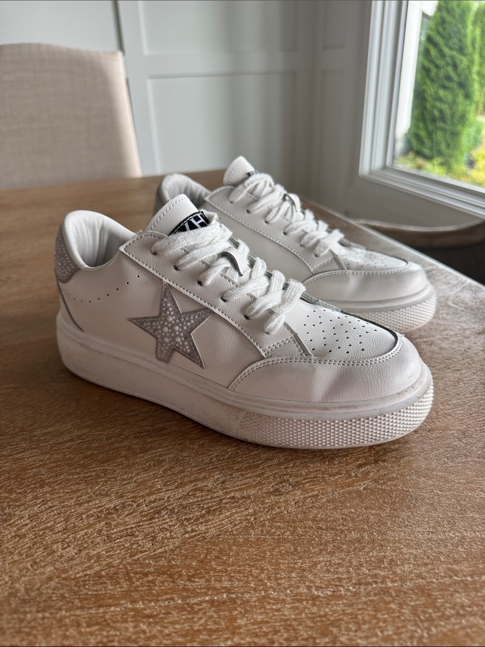 Vintage Havana women’s White Sneakers with pearl Star Accent size 8.5
